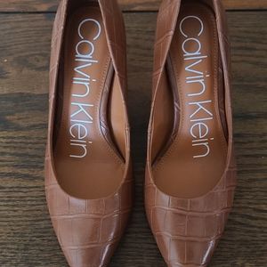 Brand New Calvin Klein Gayle Pointy Toe Classic Pumps Size 5.5M